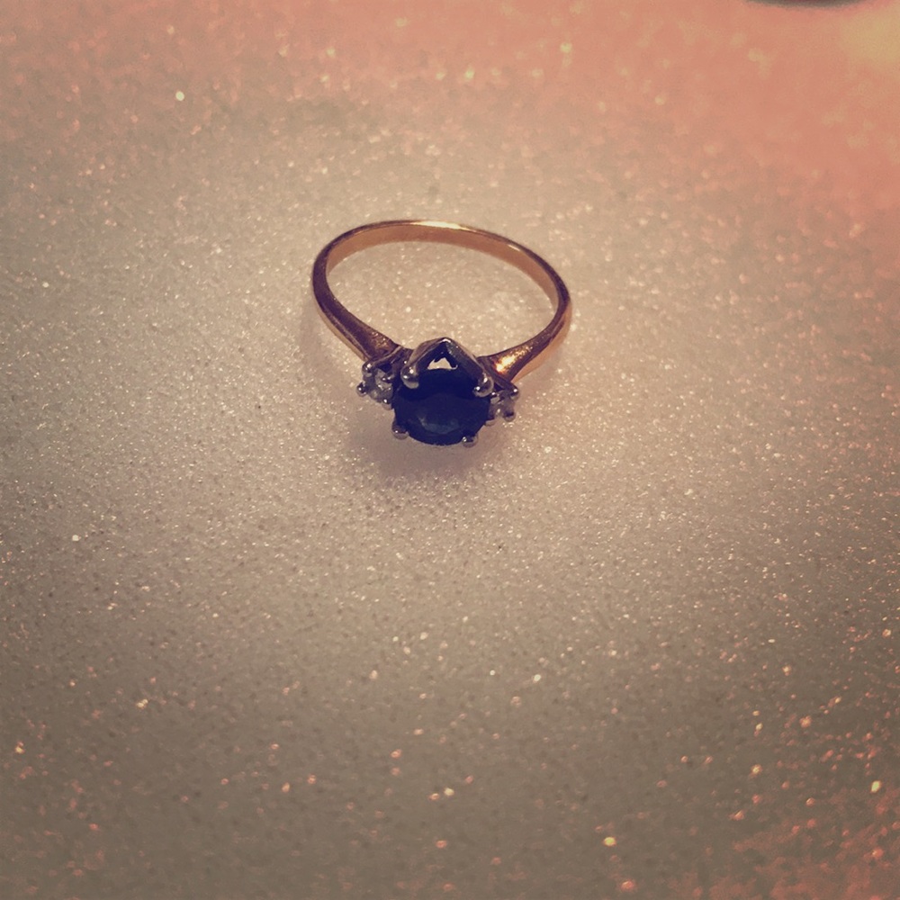 Sapphire size 6/7 ring with two diamonds